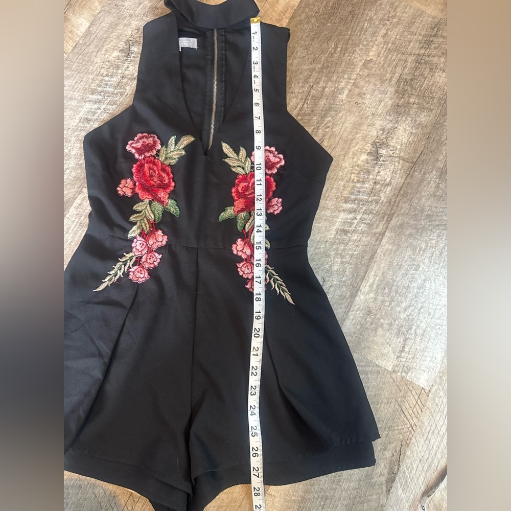 NLW size SM black skort w stitched pink floral pattern on front, cutout V-neck - Picture 7 of 7